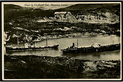 To fragtskibe passere hinanden ved Gaillard Cut, Panama Canal. U/no.