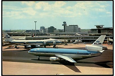 KLM Boeing 747 og McDonnell Douglas DC10 (PH-DTC) maskiner i Schiphol internationale lufthavn. 