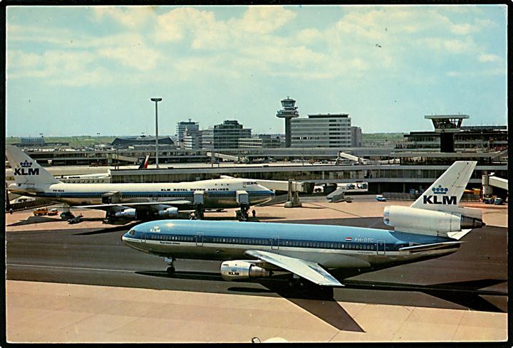 KLM Boeing 747 og McDonnell Douglas DC10 (PH-DTC) maskiner i Schiphol internationale lufthavn. 