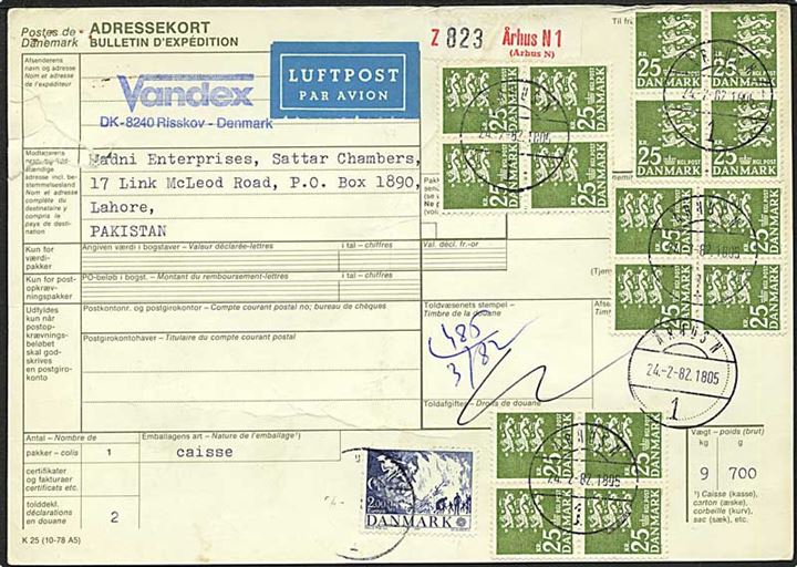 2 kr. Europa udg. og 25 kr. Rigsvåben (16) på 402 kr. frankeret internationalt adressekort for luftpostpakke fra Århus N 1 d. 24.2.1982 til Lahore, Pakistan.