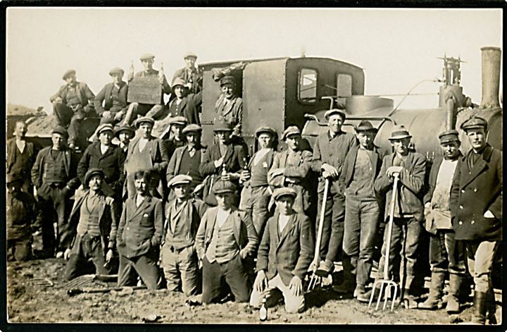 Skive - Vestsalling Jernbane 1923 - 24, anlæg af banen. Jernbanearbejdere holder øl pause foran lokomotivet Krauss 7583/1919, kaldet Dueslaget. Fotokort u/no. 