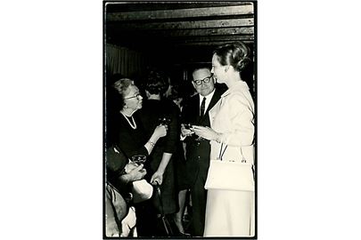 Dronning Margrethe i sin unge dage til Cocktail party. Fotokort u/no. 