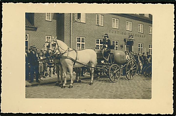 10 øre og 15 øre Luftpost på luftpostbrevkort (Kugleposten ved Nakskov postkontor) annulleret med særstempel Nafila Nakskov d. 26.8.1936 via København til Nakskov.