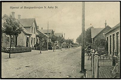 Nørre Aaby. Margaardsvejen. I forgrunden ses Cykelhandler A. Absalonsens butik. U/no.