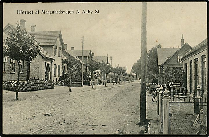 Nørre Aaby. Margaardsvejen. I forgrunden ses Cykelhandler A. Absalonsens butik. U/no.