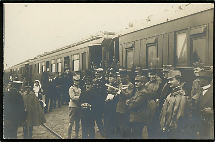 Bækkelund Station. Tyske og Østrig-ungarske krigsfanger ankommer med tog til Lazaretlejren i Hald ved Viborg. Fotograf Aage Munksgaard, Viborg u/no.
