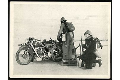 Kampene d. 9.4.1940. Motorcykel med Danske soldater der gør maskingeværet klar på landevejen syd for Aabenraa. Fotograf Th. Christesen.