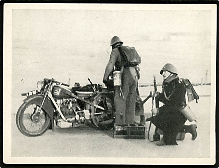 Kampene d. 9.4.1940. Motorcykel med Danske soldater der gør maskingeværet klar på landevejen syd for Aabenraa. Fotograf Th. Christesen.