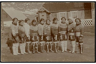 Grønlandske kvinder i smukke dragter. Fotokort fra ukendt grønlandsk bygd. U/no.