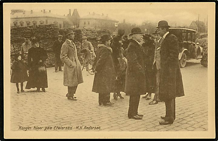 Kong Chr. X tager afsked med etatsraad N. H. Andersen på Toldboden inden afrejse med M/S Fionia d. 27.2.1919 til Fredskonferencen i Paris. Dansk Reklameforlag u/no.
