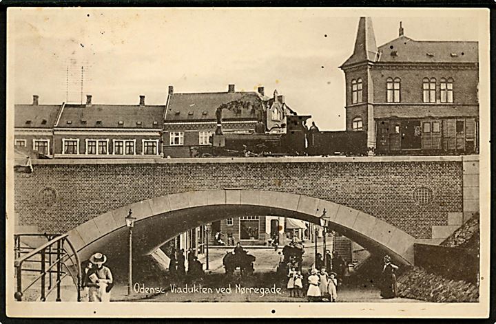 Odense. Viadukten ved Nørregade med passerende lokomotiv. Stenders no. 30092. Lidt plettet!