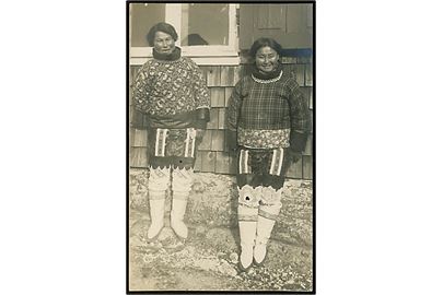 To kvinder i grønlandske dragter. Fotokort u/no.