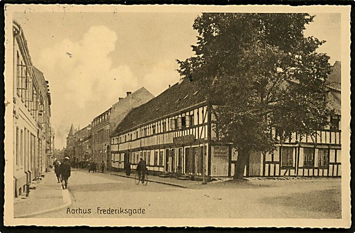 10 øre Bølgelinie på brevkort (Aarhus, Frederiksgade) annulleret med fejlgraveret bureaustempel FREDERICIA - AALBOBG T.979 d. 26.9.1930 til Charlottenlund.