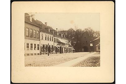 Sorø, Storegade med Gæstgivergaarden Frederik d. VII, samt Vett & Wessels Udsalg. Kabinetkort på karton fotograf Emil Stæhr.