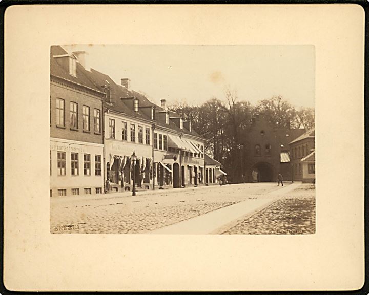 Sorø, Storegade med Gæstgivergaarden Frederik d. VII, samt Vett & Wessels Udsalg. Kabinetkort på karton fotograf Emil Stæhr.