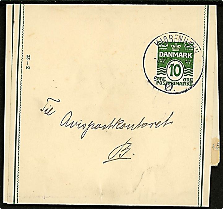 10 øre Bølgelinie helsags korsbånd (fabr. 33-Z) fra BØRNESAGENS TIDENDE annulleret med brotype IIIb Kjøbenhavn Ø sn6 d. 8.12.1921 til Avispostkontoret.