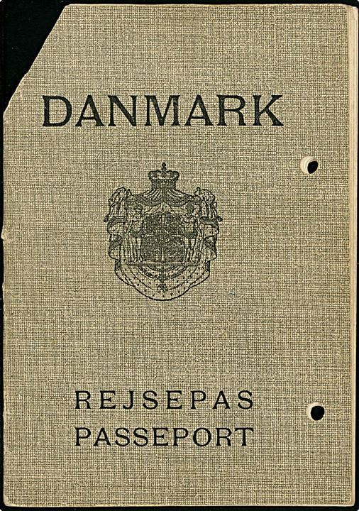 Dansk Rejsepas med fotografi. Udstedt i Helsingør d. 20.9.1945. Flere viseringer og $2 stempelmærke fra Military Permit Office i København 1949.