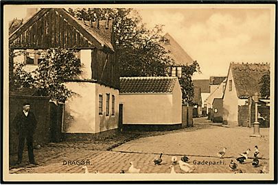 Dragør, gadeparti med vandpumpe. Chr. Schou no. 12713.
