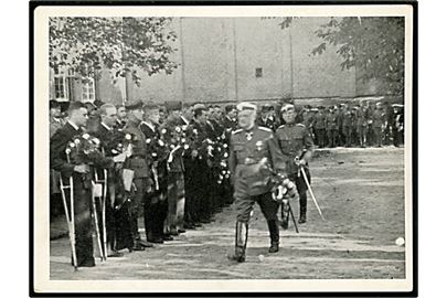 Efter kampene i Sønderjylland 1940. Fra paraden på Kongens Fødselsdag med 4. Batl.s tretten sårede. C. J. Christoffersen. Ikke postkort.