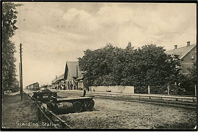 Gjørding (Gørding) jernbanestation med holdende damptog i baggrunden. L. Larsen no. 26198. Folder.