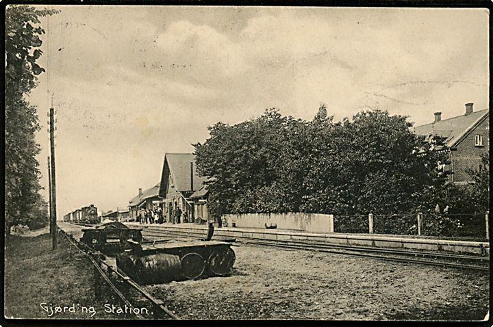 Gjørding (Gørding) jernbanestation med holdende damptog i baggrunden. L. Larsen no. 26198. Folder.