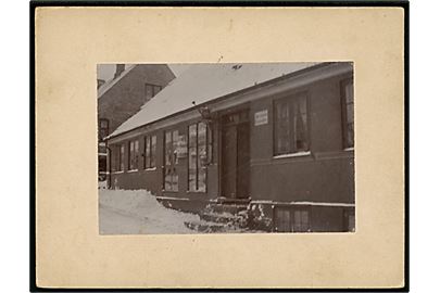 Ebeltoft, W. Graff's Køkkenudstyrs forretning. Fotografi monteret på karton. På bagsiden hilsen dateret Ebeltoft d. 23.12.1903 og underskrevet W. Graff.