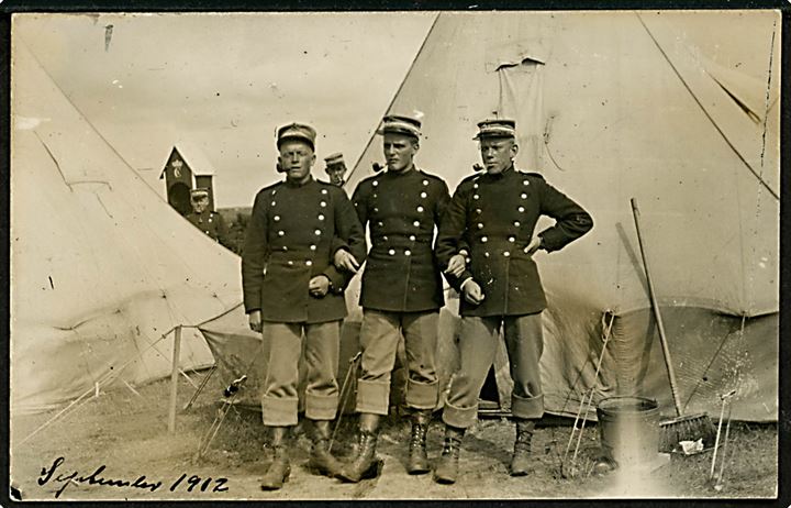 Soldater fra 28. Bataljon på manøvre i september 1912. Fotokort u/no.