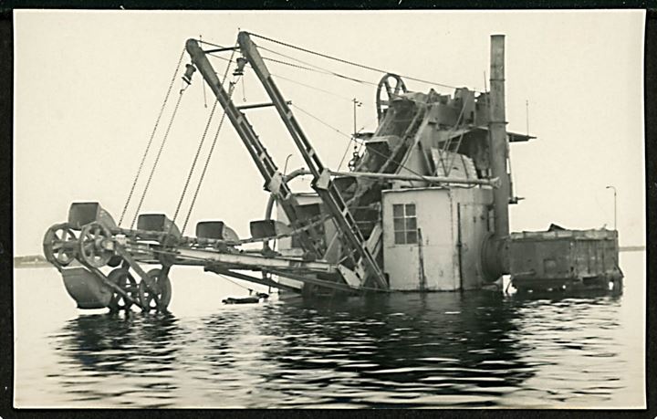 Gravemaskine i vand i forbindelse med digebyggeri ved Vadehavet i 1920'erne. Fotokort u/no.