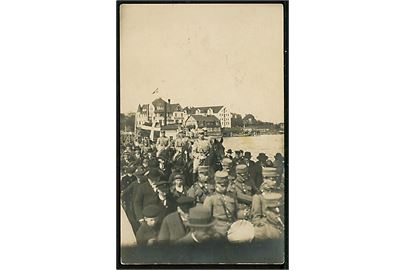 Sønderborg, soldater fra Sønderjysk Kommando på pontonbroen Frederik VII's Bro d. 18.4.1921. Fotokort u/no sendt fra Sønderborg d. 6.5.1921.
