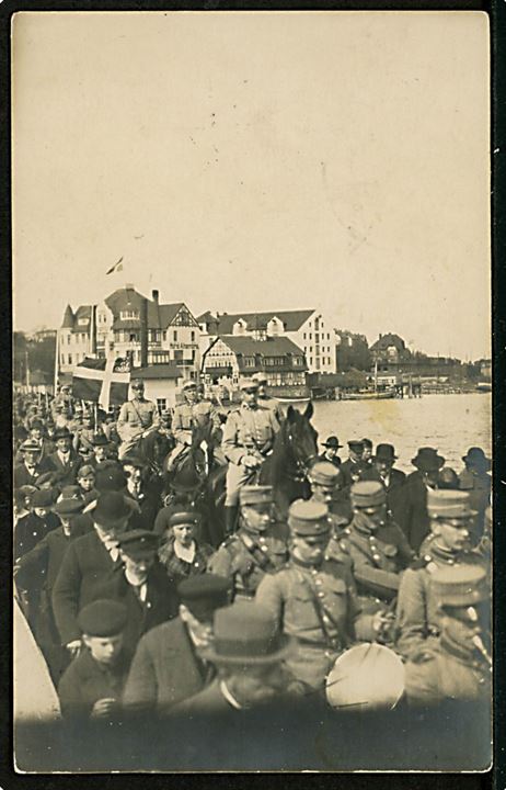 Sønderborg, soldater fra Sønderjysk Kommando på pontonbroen Frederik VII's Bro d. 18.4.1921. Fotokort u/no sendt fra Sønderborg d. 6.5.1921.