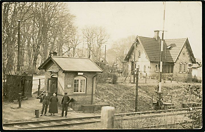 Kystbanen, blokpost no. 245 Frydendalsvej mellem Skodsborg og Vedbæk med personale. Fotokort u/no.
