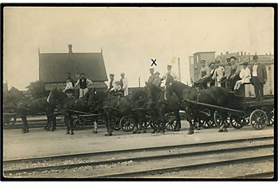 Købh., hestevogne ved Nørrebro gamle station med godsvogne i baggrunden. Fotokort u/no.