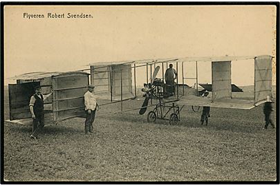 Flyveren Robert Svendsen med hans biplan. Johs. Brorson u/no.