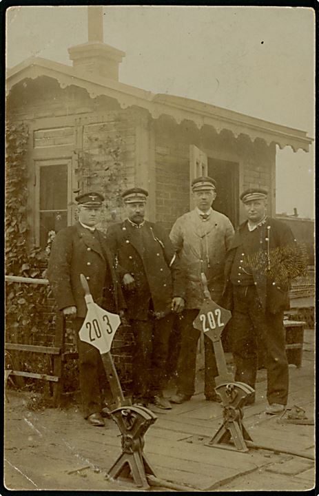 Ledvogterhus med sporskifte no. 203 & 202 og jernbanepersonale. Fotokort anvendt lokalt i København 1907.