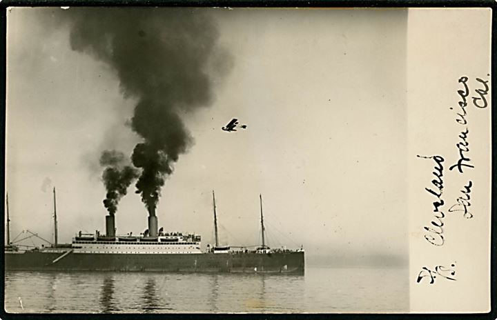 Cleveland, S/S, Hapag i San Francisco med amerikansk Curtiss hydroplane ca. 1911. Fotokort u/no.