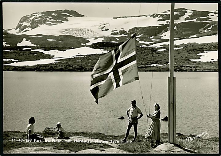 Finse mod Hardangerjøkulen. Det Norske flag hejses! Fotokort Normann no. 11 - 49 - 109.