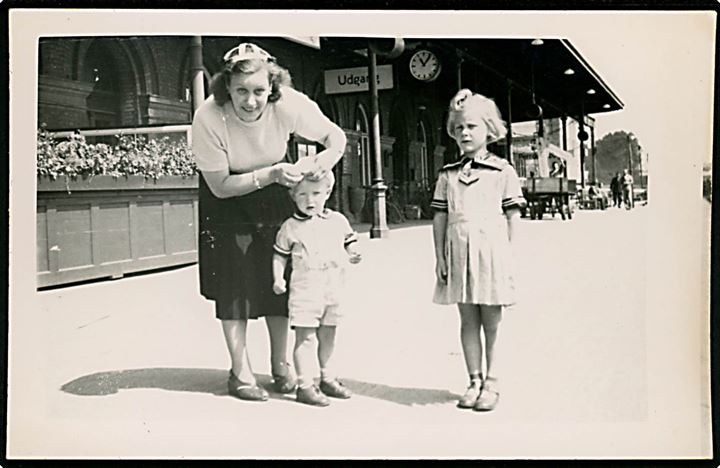 Jernbanestation. Mor med 2 børn venter på toget! Fotokort u/no og adresselinier. 