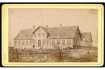 Bornholm, stor landejendom. Kabinetfoto på karton fra fotograf Gottlieb Ströckel i Rønne, aktiv fotograf fra 1864 til død i 1889. 