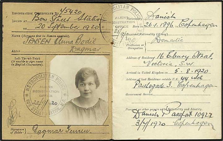 Aliens Order 1919 Certificate of Registration med foto for dansk kvinde udstedt af Metropolitan Police i London d. 20.9.1920.