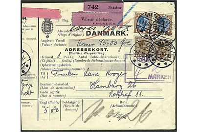 20 øre (2) ogt 1 kr. (2) Chr. X på internationalt adressekort for pakke med opkrævning fra Nakskov d. 4.5.1924 til Hamburg, Tyskland. Klippet i venstre side.