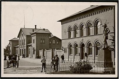 Assens, jernbanestation, posthus og Peder Willemoës statue. Stenders no. 058.