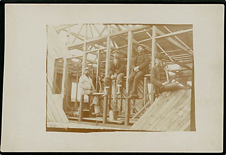 Grønland, danske arbejdere under opførelse af bygning - muligvis ved Josva-minen ca. 1910. Fotokort u/no.