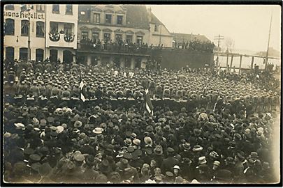 Genforening. Sønderjydsk Kommando opstillet på Nørretorv ved Missionshotellet d. 5.5.1920. Fotokort u/no.