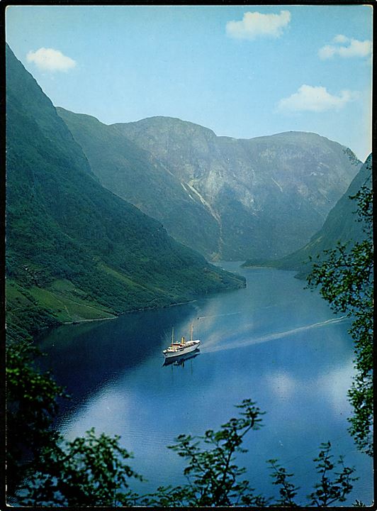 Nærøyfjorden i Sogn med turistskib. Normanns Kjempekort no. 233.