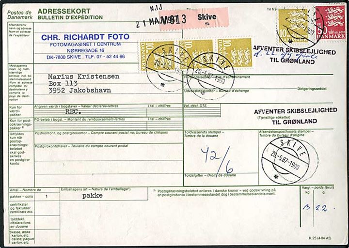 10 kr. (4) og 50 kr. Rigsvåben på adressekort for anbefalet pakke fra Skive d. 20.5.1987 til Jakobshavn, Grønland. Stemplet: Afventer skibslejlighed til Grønland.
