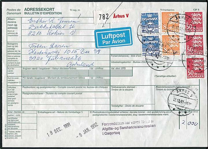 100 øre (2) Bølgelinie, 8 kr. (2) og 50 kr. (3) Rigsvåben på adressekort for luftpostpakke fra Århus V d. 12.12.1991 til Julianehåb, Grønland. Stemplet: Forsendelsen har været åbnet af Afgifts- og Samhandelskontrollen i Qaqortoq.