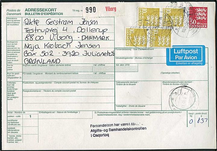 10 kr. (4) og 50 kr. Rigsvåben på adressekort for luftpostpakke fra Viborg d. 10.8.1990 til Julianehåb, Grønland. Stemplet: Forsendelsen har været åbnet af Afgifts- og Samhandelskontrollen i Qaqortoq.