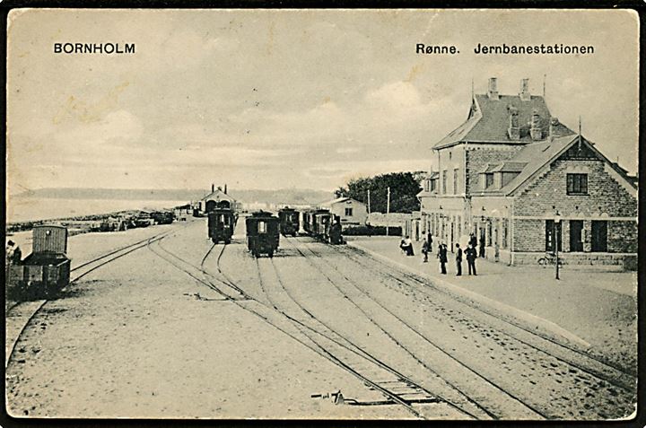 Rønne jernbanestation med holdende damptog. P. Alstrup no. 3642.