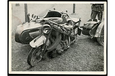 Ødelagt motorcykel efter kampene ved Bjergskov d. 9.4.1940. Fotograf C. J. Christoffersen. 