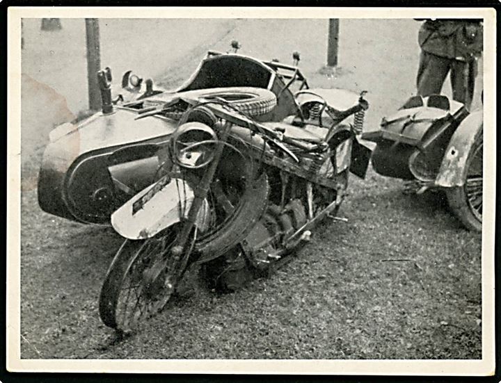 Ødelagt motorcykel efter kampene ved Bjergskov d. 9.4.1940. Fotograf C. J. Christoffersen. 